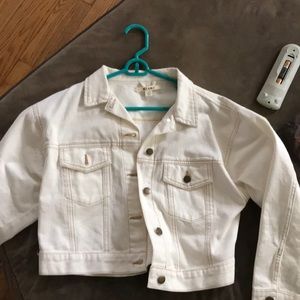 This jean jacket is amazing. Sleeves are 3/4